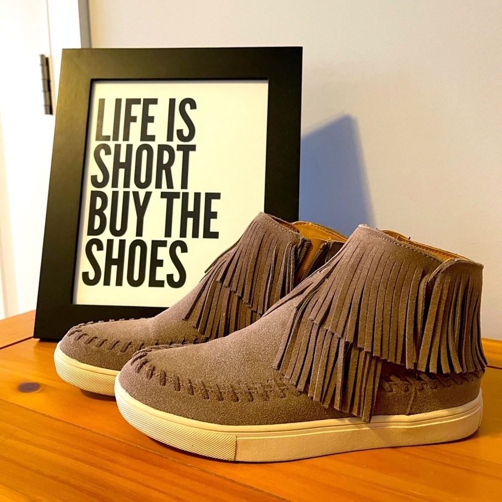 Fringed sneaker